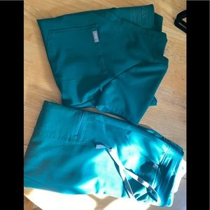 FIGS Hunter Green Catarina and Zamora set